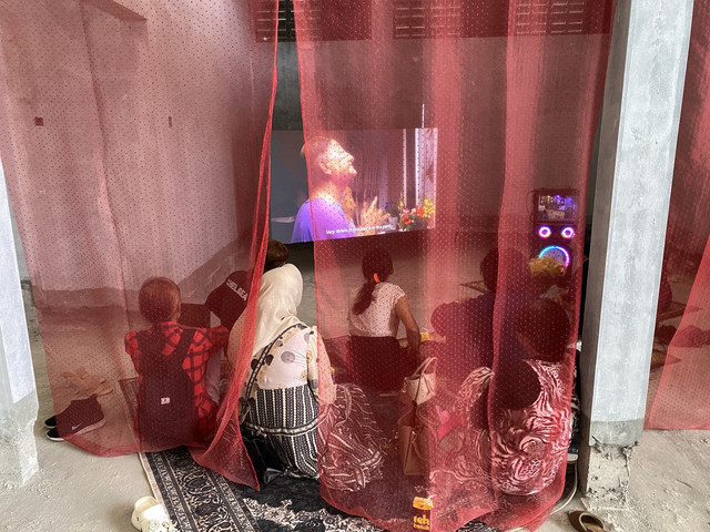 Komunitas transgender Yogyakarta menyaksikan video Misafafahiyan - Teman dari Jauh di Biennale Jogja 2025 (Dok. Hidayat Adhiningrat)