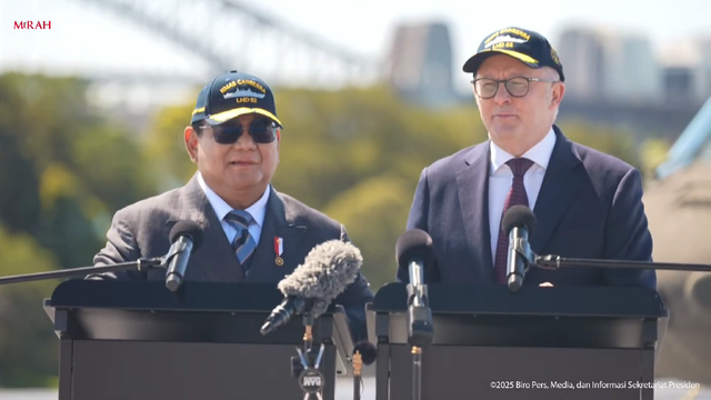 Presiden RI Prabowo (kanan) dan PM Albanese memberi tanggapan pers saat kunjungan kenegaraan di Kapal HMAS Canberra, Australia, Rabu (12/11/2025). Foto: Youtube/Sekretariat Presiden