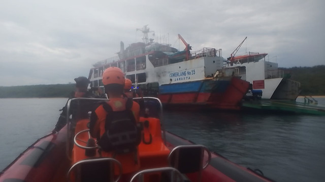 Tim gabungan TNI-Polri dan SAR mengevaluasi penumpang KMP Cemerlang yang kandas di Perairan Bali. Foto: Dok. Basarnas Bali