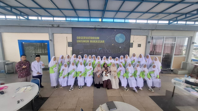 Santriwati Ummul Mukminin Belajar Sains di Observatorium Unismuh