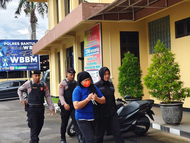 Polisi Polres Bantul menangkap seorang perempuan berinisial EP (43) yang memalsukan dua sertifikat tanah untuk berutang di sebuah koperasi di Kabupaten Bantul. Foto: Arfiansyah Panji Purnandaru/kumparan