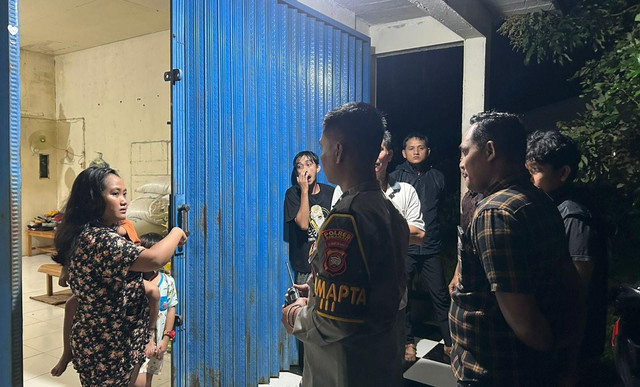 Polisi mendatangi rumah warga yang menjadi korban pencurian. Foto: Dok. Polres Sekadau