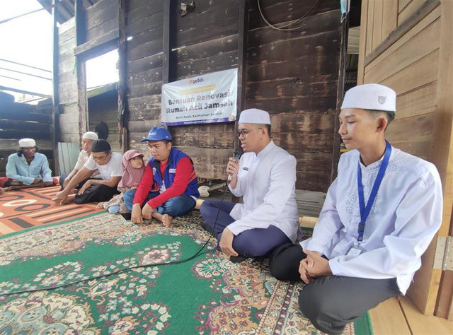 Peresmian Program Renovasi Rumah Tahap 1 untuk Acil Jamsah bersama Jajaran Tim DT Peduli Kalsel dan Masyarakat sekitar (Sumber : DT Peduli)