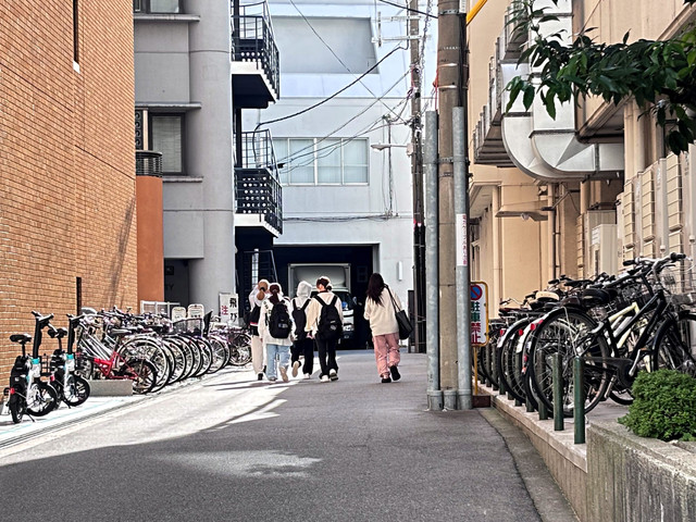 Para pejalan kaki melintasi parkiran sepeda di Osaka Jepang. Foto: Ave Airiza Gunanto/kumparan