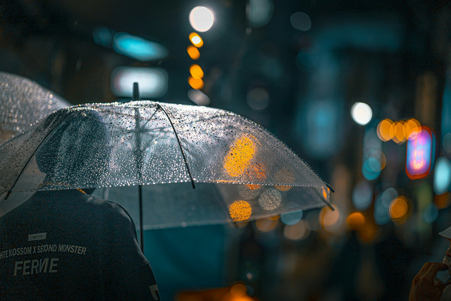 Ilustrasi suasana hujan di malam hari. Foto: Unsplash