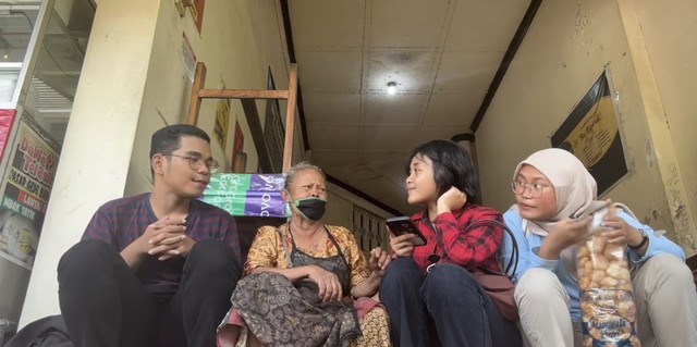 Belajar mendengarkan pendapat seorang nenek (Foto: Dokumentasi pribadi)