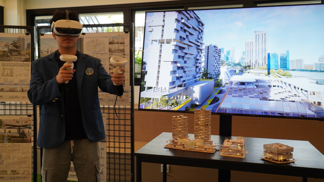 Seorang mahasiswa Architecture PCU saat menggunakan VR untuk melihat desain Gubeng 30 tahun ke depan.