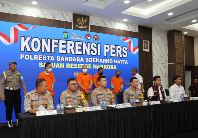 Jumpa pers kasus peredaran vape yang berisi kandungan etomidate di Mapolres Bandara Soekarno-Hatta, Tangerang, Banten. Foto: kumparan