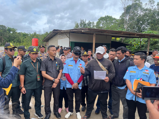 Pihak ahli waris membacakan pernyataan sikap dan meminta eksekusi lahan ditunda. Foto: Yus/Hi!Pontianak