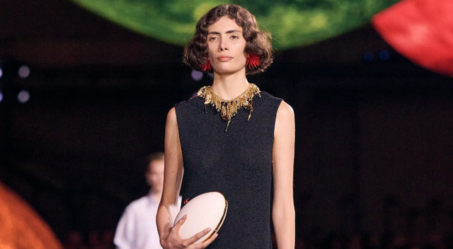 Perhiasan statement atau statement jewelry di runway Chanel Spring/Summer 2026 Paris Fashion Week. Foto: Chanel