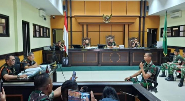 Komandan Kompi (Danki) C Yonif TP 834/Wakanga Mere Nagekeo, Lettu Inf Rahmat, saat dihadirkan dalam sidang. Dok: kumparan