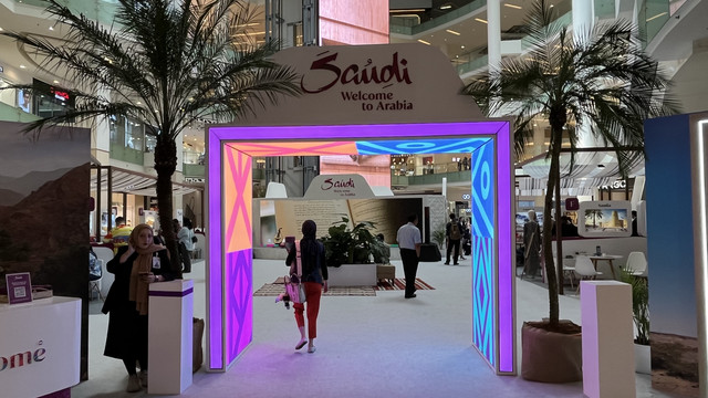Sejumlah wisatawan mengunjungi pameran Visit Saudi Travel Fair 2025 di Main Atrium Gandaria City pada Rabu (12/11/2025). Foto: Gitario Vista Inasis/kumparan