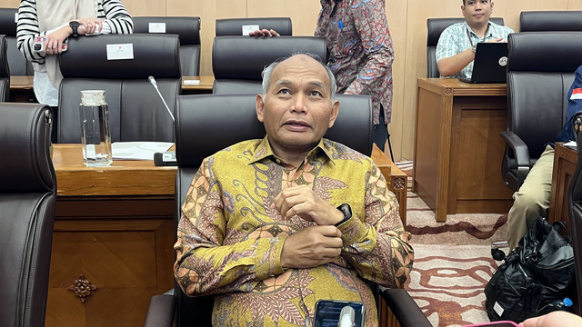 Kepala SKK Migas, Djoko Siswanto menghadiri ruang rapat Komisi XII DPR, Rabu (12/11/2025).  Foto: Fariza Rizky Ananda/kumparan