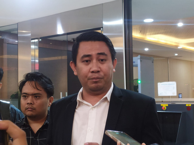 Aliansi Rakyat Anti Hoaks (ARAH) mengadukan Ketua DPP PDIP, Ribka Tjiptaning, ke Bareskrim Polri pada Rabu (12/11/2025).  Foto: Rachmadi Rasyad/kumparan