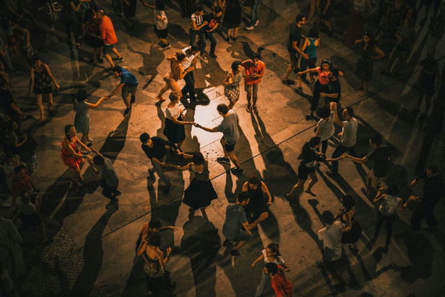 Ilustrasi orang-orang berdansa. (Foto: Adrian Lumi/Unsplash)