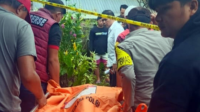 Proses evakuasi jenazah seorang ibu yang meninggal di samping anaknya yang masih berusia 3 bulan di Kota Tomohon, Sulawesi Utara. (foto: istimewa)