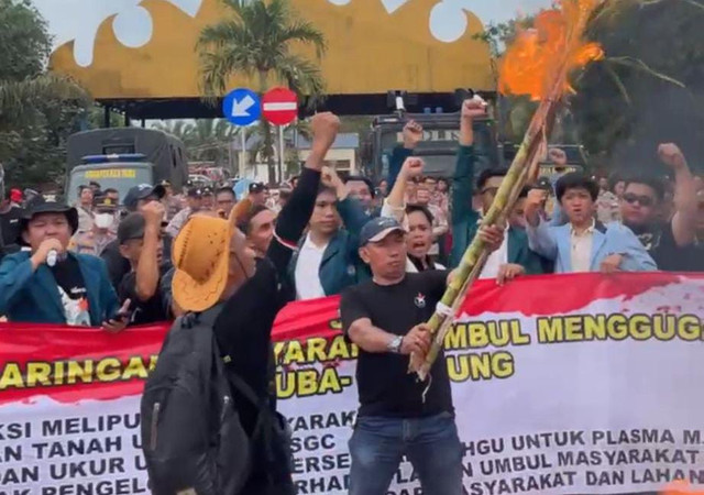 Bakar Tebu Masyarakat Umbul Tulang Bawang sebagai simbol perlawanan terhadap sengketa lahan PT SGC | Foto : Istimewa.