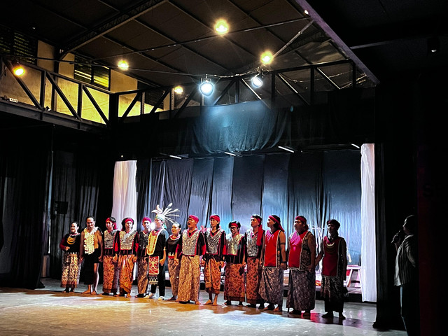 Pertunjukan Sastra Lisan Karungut Dayak Uud Danum Daerah Serawai–Ambalau Kalimantan Barat bertajuk 'Bahing Pomollum' (Senandung Kehidupan) di Port 99, Pontianak pada Rabu malam, 12 November 2025. Foto: Dok. Hi!Pontianak