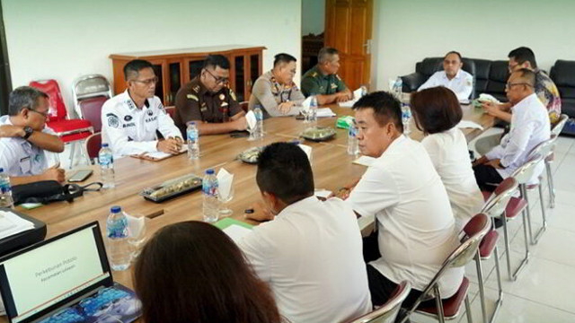 Bupati Bolaang Mongondow (Bolmong), Yusra Alhabsyi, memimpin rapat Forkopimda, membahas permasalahan aktivitas pertambangan di Perkebunan Potolo, Desa Tanoyan Selatan, Kecamatan Lolayan, Rabu (12/11).