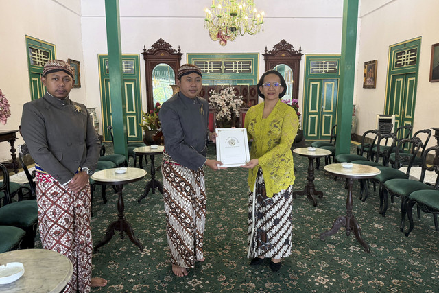 Utusan Keraton Solo BRM Yudhistira Rachmat Saputro menyerahkan undangan jumenengan PB XIV pada GKR Condrokirono, putri Dalem Sultan HB X, di Ndalem Keraton Kilen, Yogyakarta, Rabu (12/11/2025). Foto: Dok. Keraton Surakarta