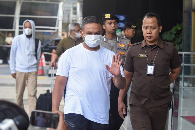 Gubernur Riau, Abdul Wahid terlihat menyapa awak media, saat di gedung KPK (Sumber: Kumparan.com)