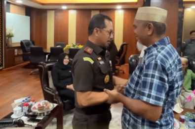 Momen pertemuan antara Kajati Sulsel dan Abdul Muis serta Rasnal, yang dipecat Pemprov Sulsel karena bantu guru honorer. Foto: instagram/ @kejati.sulsel