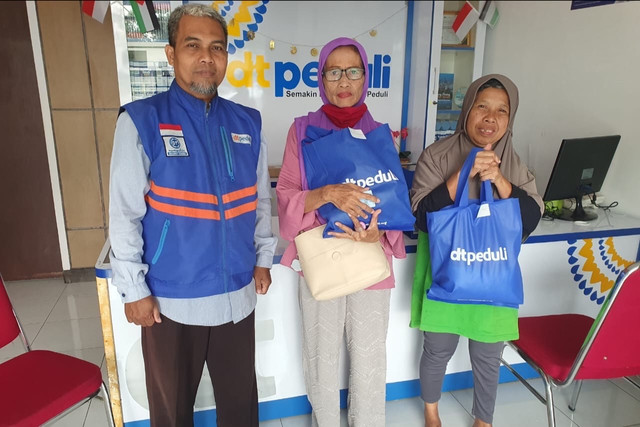 Bantuan Sembako untuk Bu Nani dan Bu Warsinah, wujud perhatian dan kepedulian DT Peduli untuk orang yang sangat membutuhkan (Sumber : DT Peduli)