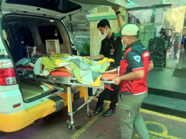 Pengantaran Pasien menggunakan ambulans DT Peduli (Sumber : DT Peduli)