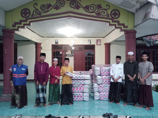 DT Peduli Berikan Bantuan Kasur untuk Santri Pondok Pesantren Al Furqon Cimulang (Sumber : DT Peduli)