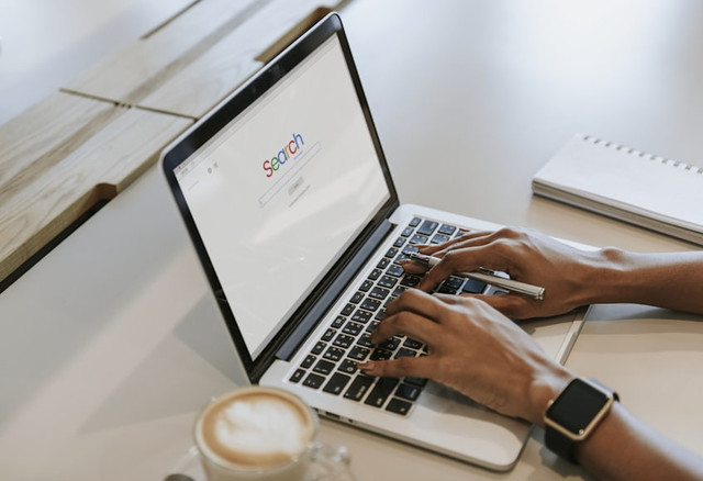 Ilustrasi Cara Menggunakan Teknik Pencarian untuk Mendapatkan Informasi Relevan dan Akurat, Foto:Unsplash/Curated Lifestyle