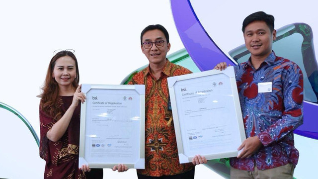 Country Manager BSI Indonesia Nolia Natalia, SGM Quality Management & HSE Telkom Akses Bambang Sunaryadi, dan PGS Mgr Health, Safety & Environment Hendra Djatnika. Foto: dok. Telkom Indonesia