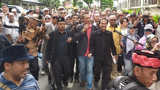 Mantan Menpora, Roy Suryo, dan Ahli Digital Forensik, Rismon Hasiholan Sianipar, saat tiba di Polda Metro Jaya pada Kamis (13/11/2025). Foto: Rachmadi Rasyad/kumparan