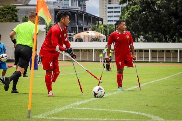 Timnas Amputasi Indonesia melawan Timnas Amputasi Iran di babak kualifikasi Piala Dunia Amputasi 2026 Zona Asia di Stadion Madya, Jakarta, Kamis (13/11/2025). Foto: Iqbal Firdaus/kumparan