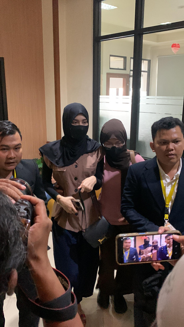 Aktris Angbeen Rishi (tengah) hadir dalam sidang cerainya dengan Adly Fairuz di Pengadilan Agama (PA) Jakarta Selatan, Kamis (13/11/2025). Foto: Vincentius Mario/kumparan
