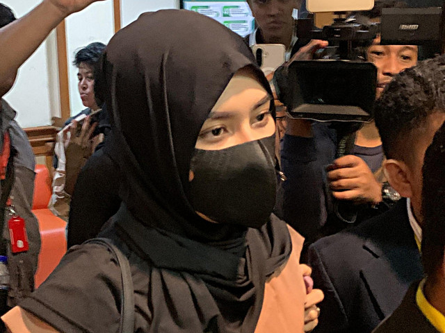 Aktris Angbeen Rishi hadir dalam sidang cerainya dengan Adly Fairuz di Pengadilan Agama (PA) Jakarta Selatan, Kamis (13/11/2025). Foto: Vincentius Mario/kumparan