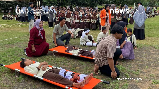 Tim PKM MENTARI Universitas Ahmad Dahlan (UAD) dalam edukasi mitigasi bencana gempa bumi megathr (Foto. Adi)