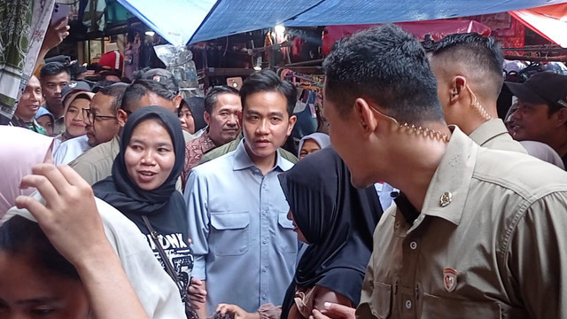Momen Wapres Gibran saat blusukan di Pasar 16 Ilir Palembang, Sumsel. Foto : Abdullah Toriq/Urban Id