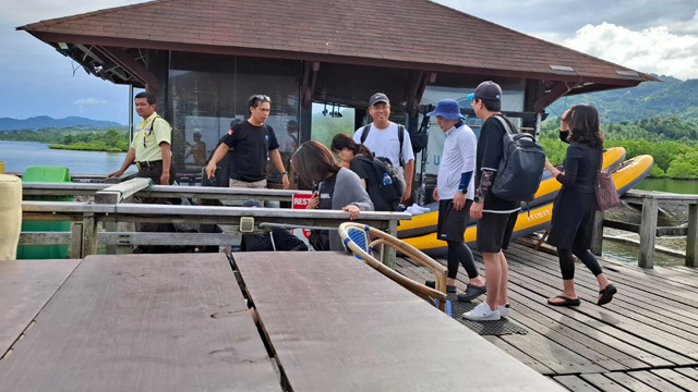 Wisman asal Korea Selatan berada di salah satu dermaga kapal di Kota Manado, Sulawesi Utara. Para Wisman ini akan menuju ke Bunaken untuk melakukan diving.