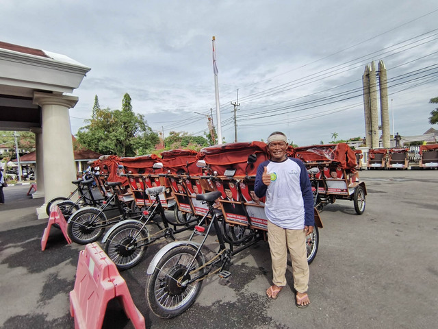 Hamirul Khoeron warga Desa Terusan, Kecamatan Sindang yang menerima becak listrik, Kamis (13/11/2025). Foto: kumparan