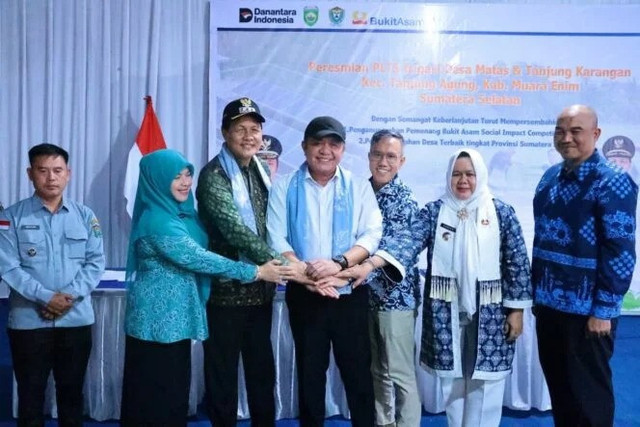 Gubernur Sumsel Herman Deru bersama Bupati dan Wakil Bupati Muara Enim saat meresmikan dua unit Pembangkit Listrik Tenaga Surya (PLTS) Irigasi di Desa Matas dan Desa Karangan, Kecamatan Tanjung Agung, Kabupaten Muara Enim. Foto : Dok Pemprov Sumsel