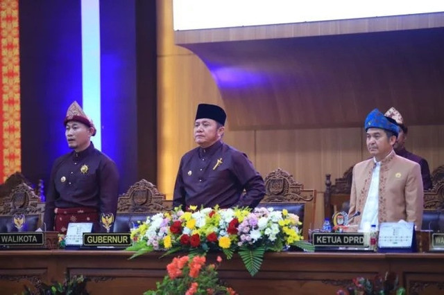 Gubernur Sumsel Herman Deru saat menghadiri Rapat Paripurna DPRD Kota Lubuklinggau dalam rangka Hari Jadi ke-24 kota tersebut, di Gedung DPRD Lubuklinggau, Jumat (17/10/2025). Foto : Dok Pemprov Sumsel