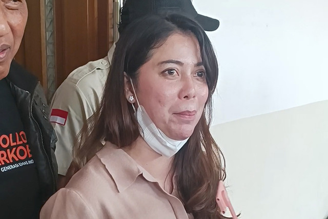 Kekasih Ammar Zoni, drg. Kamelia, hadir dalam sidang kasus peredaran narkotika, PN Jakarta Pusat, Kamis (13/11/2025).
 Foto: Giovanni/kumparan