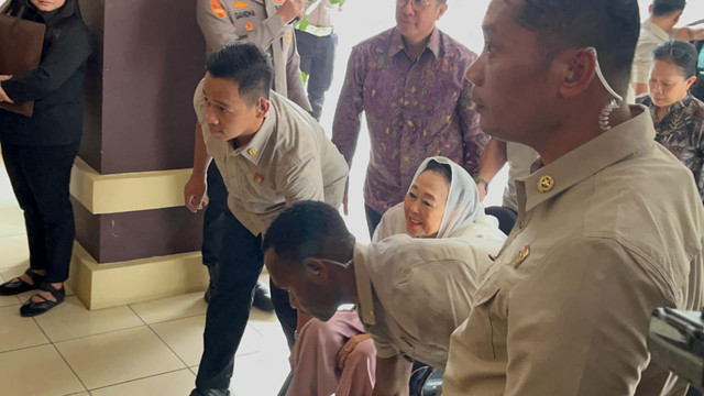 Istri Presiden ke-4 RI, Sinta Nuriyah Wahid, saat tiba di STIK-PTIK pada Kamis (13/11/2025). Foto: Rachmadi Rasyad/kumparan