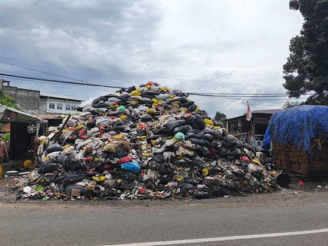 Sampah menggunung di Jalan Gunung Batu, Kota Bandung. Kamis (13/11/2025). Foto: Linda Lestari/kumparan