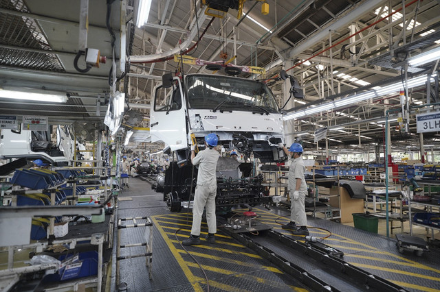 Pabrik PT Krama Yudha Ratu Motor (KRM) sebagai fasilitas perakitan Mitsubishi Fuso di Cakung, Jakarta Timur, Rabu (12/11/2025). Foto: Syahrul Ghiffari/kumparan