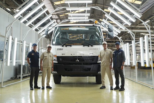Pabrik PT Krama Yudha Ratu Motor (KRM) sebagai fasilitas perakitan Mitsubishi Fuso di Cakung, Jakarta Timur, Rabu (12/11/2025). Foto: Syahrul Ghiffari/kumparan