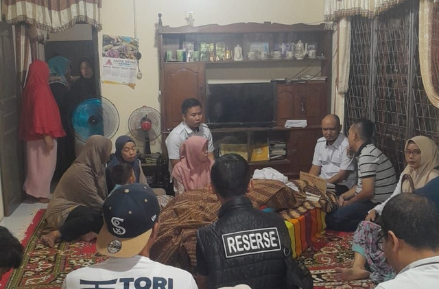 Jenazah bocah yang meninggal dunia di sebuah kolam ikan milik warga, tak jauh dari lingkungan sekolahnya, saat berada di rumah duka. Foto : Istimewa