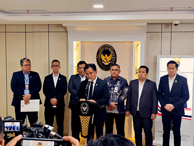 Menko Hukum, HAM, Imigrasi dan Pemasyarakatan (Kumham Imipas) Yusril Ihza Mahendra (tengah) menghadiri Kantor Kemenko Kumham Imipas, Jakarta pada Kamis (13/11/2025). Foto: Luthfi Humam/kumparan