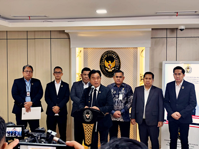 Menko Hukum, HAM, Imigrasi dan Pemasyarakatan (Kumham Imipas) Yusril Ihza Mahendra (tengah) menghadiri Kantor Kemenko Kumham Imipas, Jakarta pada Kamis (13/11/2025). Foto: Luthfi Humam/kumparan