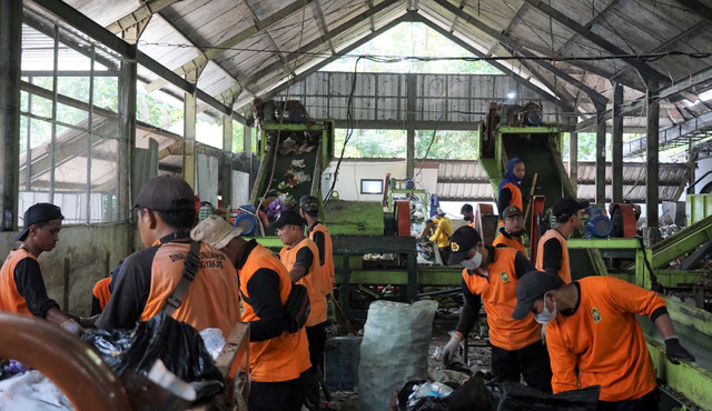 Proses pemilahan sampah di atas mesin conveyor yang terhubung ke mesin penghancur (crusher) untuk memisahkan sampah yang ringan dan berat. Foto: Dok. Pemkot Yogya